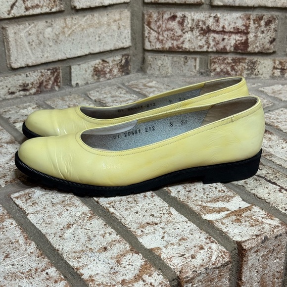 Vintage Salvatore Ferragamo Italian Yellow Patent Leather Flats Size 8 - Picture 2 of 7